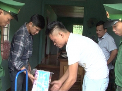 Người nước ngoài hướng dẫn dân bắt giun bằng hóa chất!!